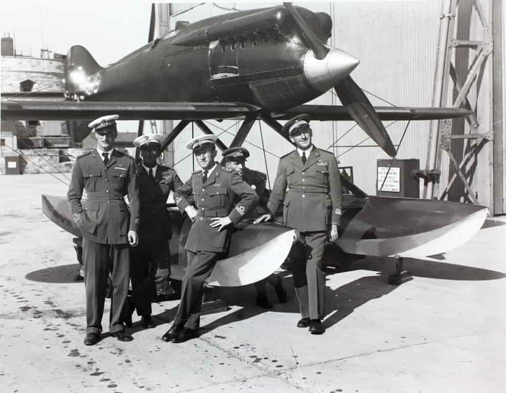 Итальянские пилоты на гонке 1929 г. у самолета Макки M.52R. Слева направо: лейтенант Ремо Кадиньер, Канавари (предположительно), лейтенант Джованни Монти, старший сержант Франческо Аджелло и полковник Бернаскони